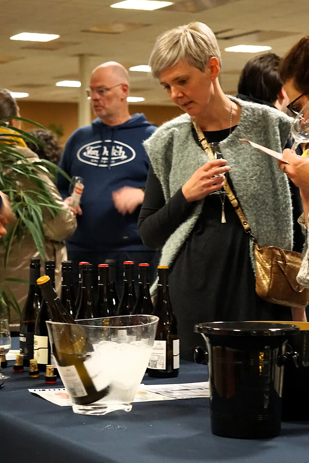 Dégustation à un stand de l'édition 2025