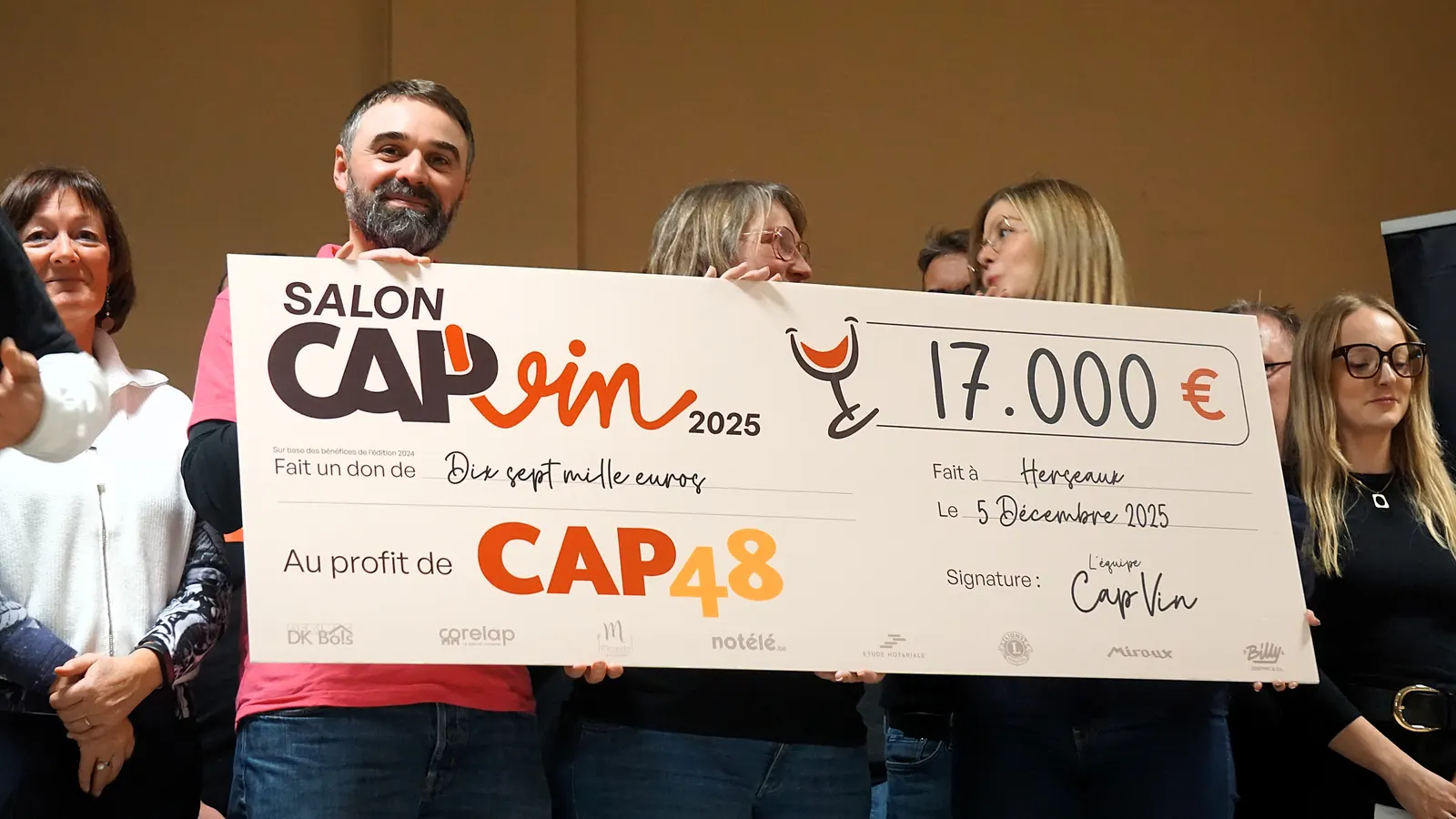 La remise du chèque de 17 000 € à CAP48, le 5 décembre 2025